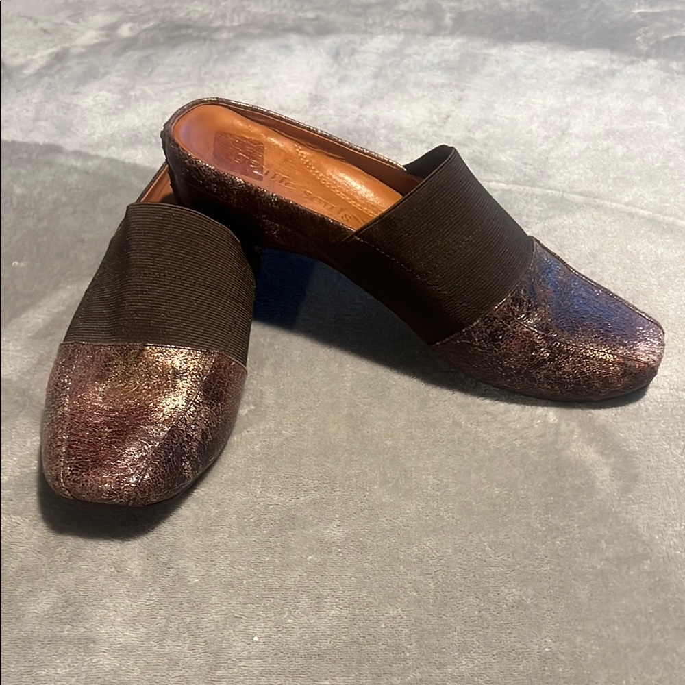 Gentle Souls by Kenneth Cole Women's Slip-On Shoes. Metallic burgundy/brown. Sz8